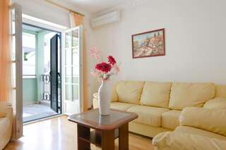 Апартаменты Apartments Montesan Свети-Стефан Апартаменты с боковым видом на море-6