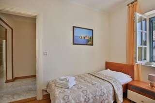 Апартаменты Apartments Montesan Свети-Стефан Апартаменты с террасой и видом на море-9